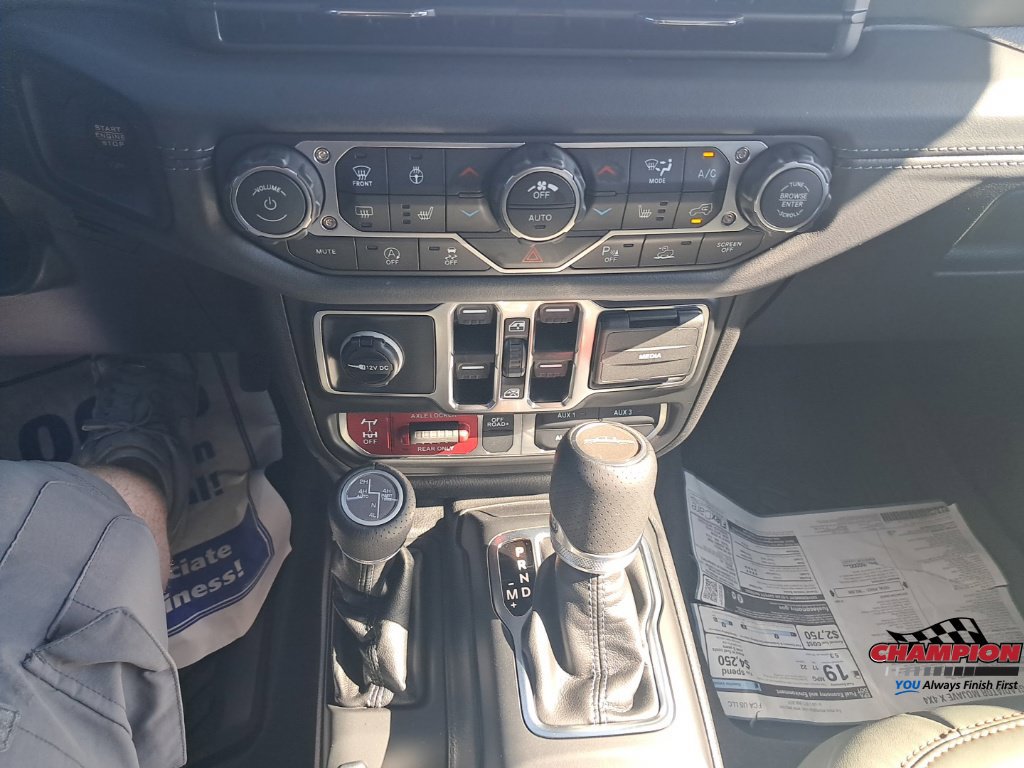 Used 2025 Jeep Gladiator Mojave AWD/4WD image 31
