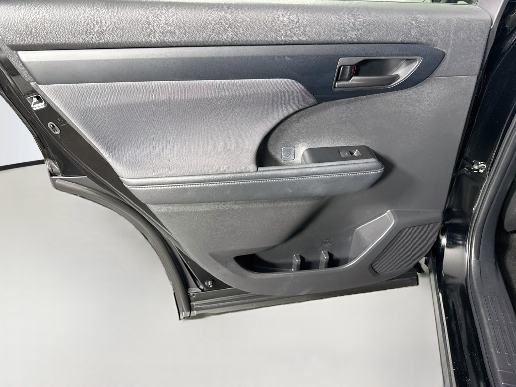 Used 2025 Toyota Highlander LE FWD image 25