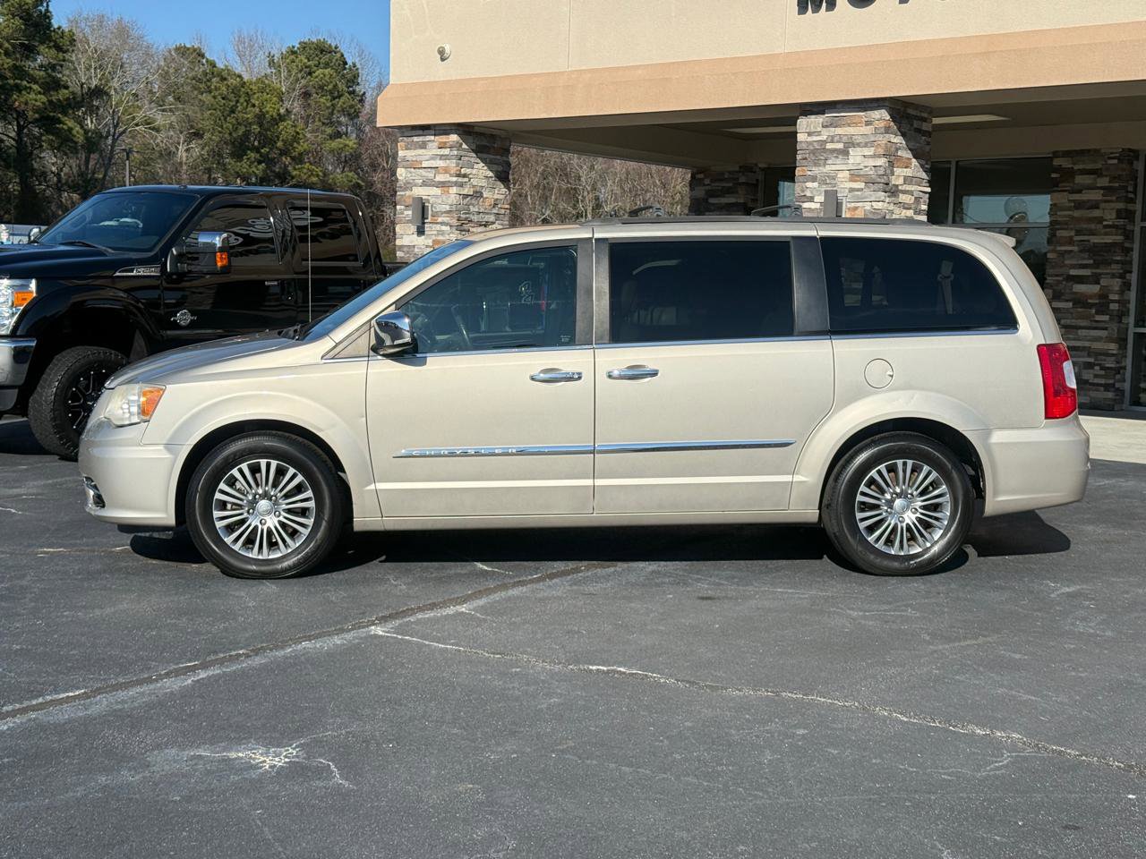Used 2014 Chrysler Town & Country Touring-L w/ Driver Convenience Group FWD image 2