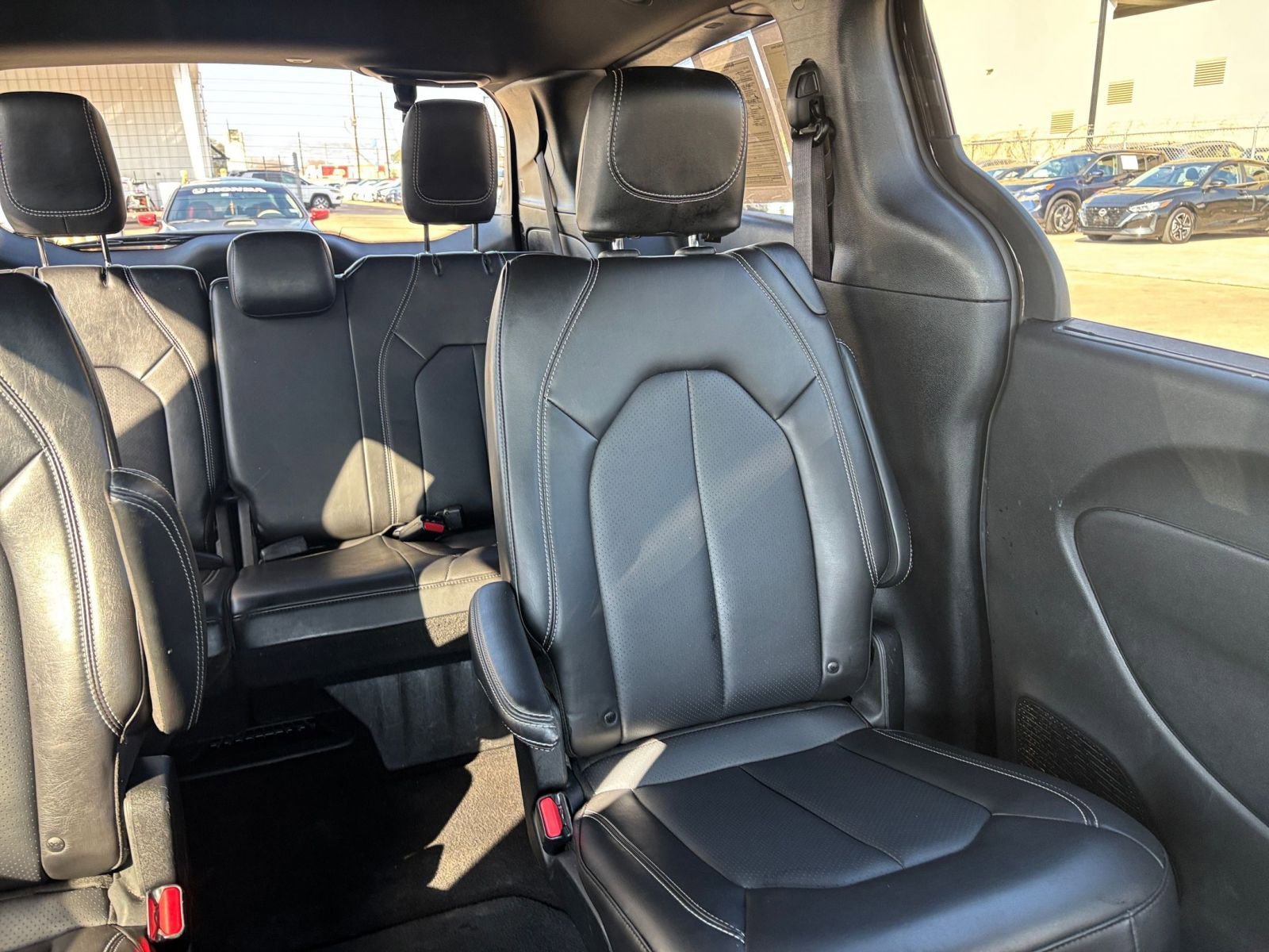 Used 2025 Chrysler Pacifica Select image 40