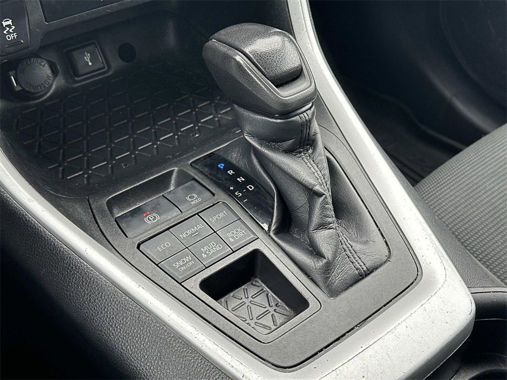 Used 2021 Toyota RAV4 LE image 29