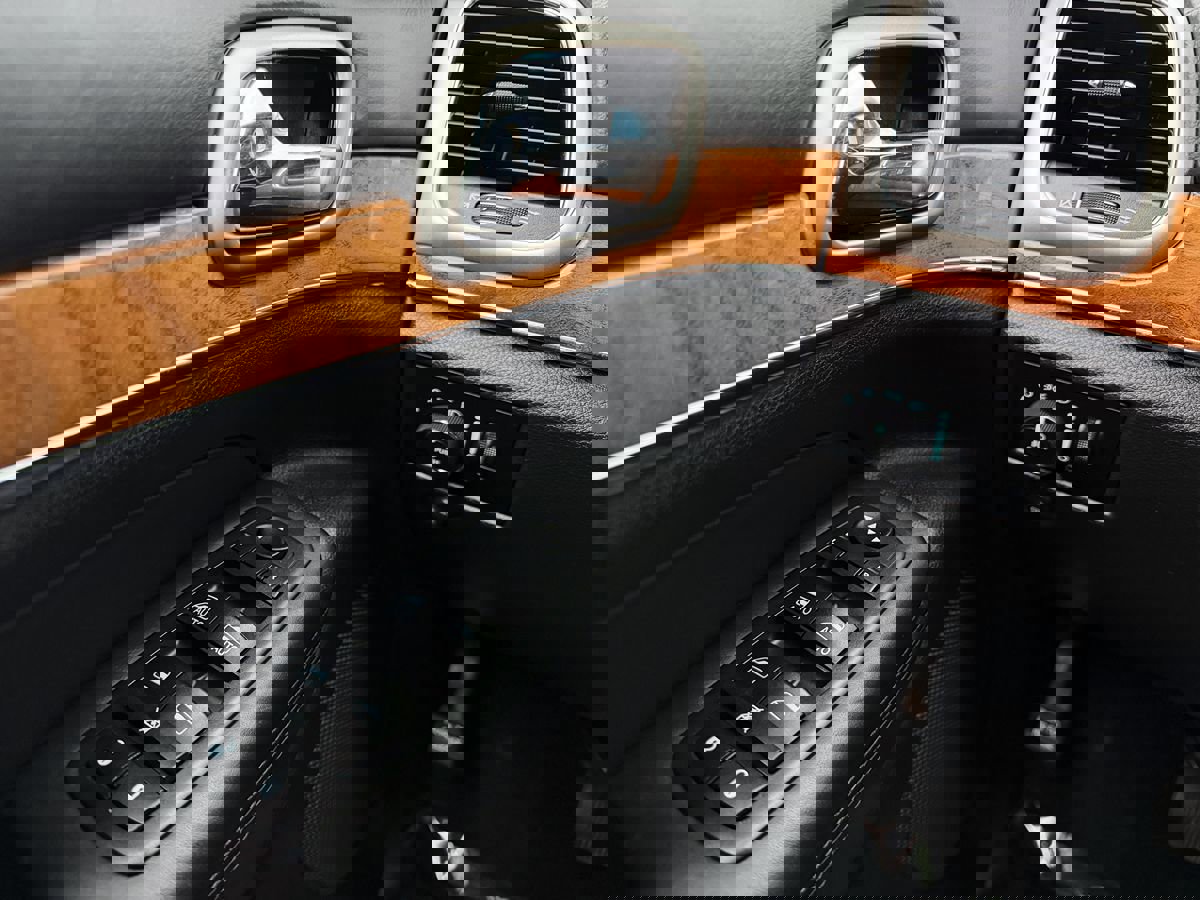 Used 2013 Jeep Grand Cherokee Overland w/ Advance Technology Group image 12