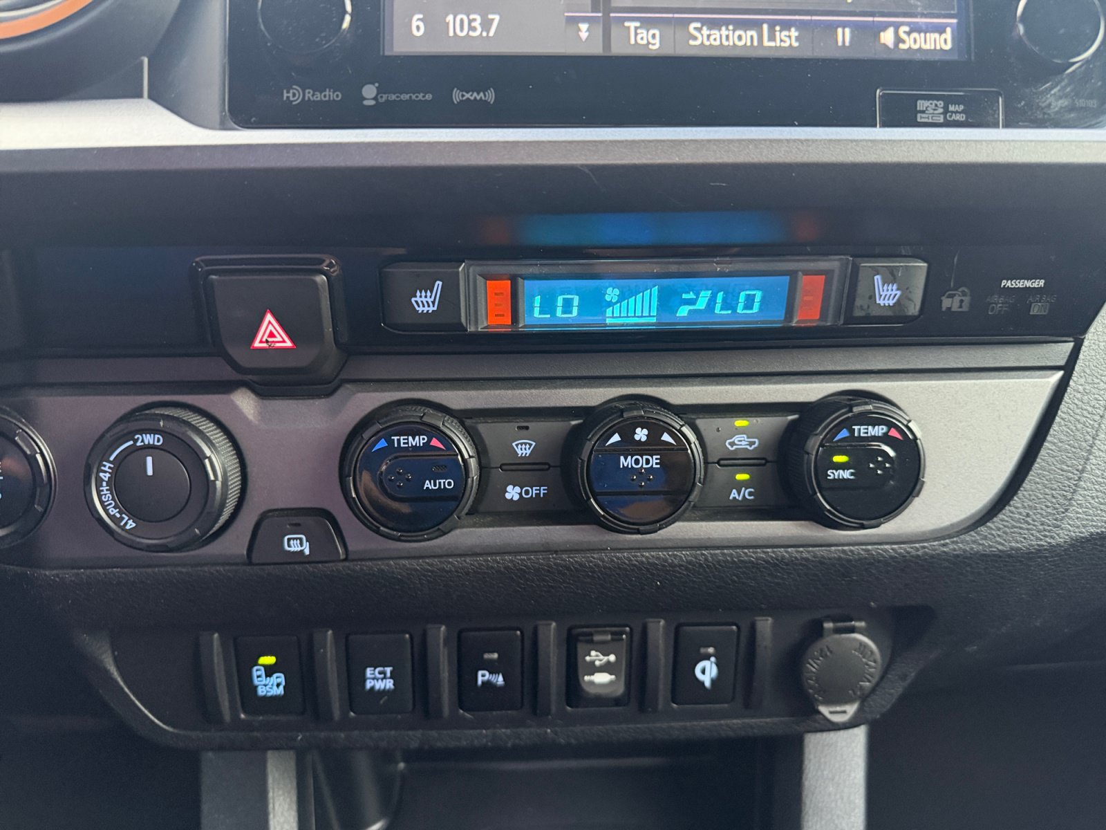 Used 2017 Toyota Tacoma TRD Off-Road w/ Premium & Technology Package AWD/4WD image 24