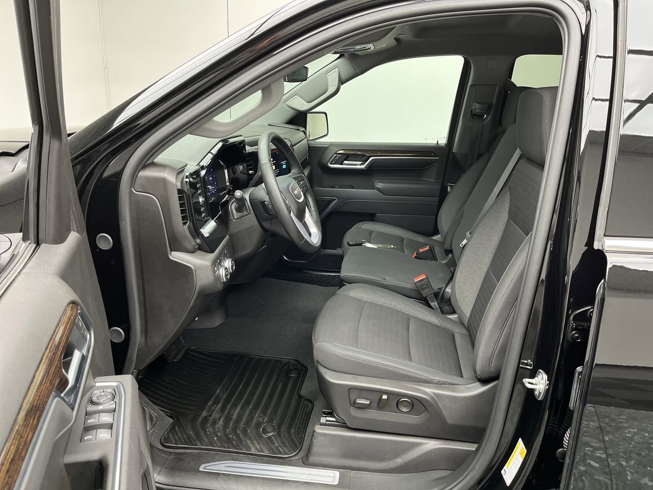 Certified 2025 GMC Sierra 1500 SLE w/ X31 Off-Road Package AWD/4WD image 3