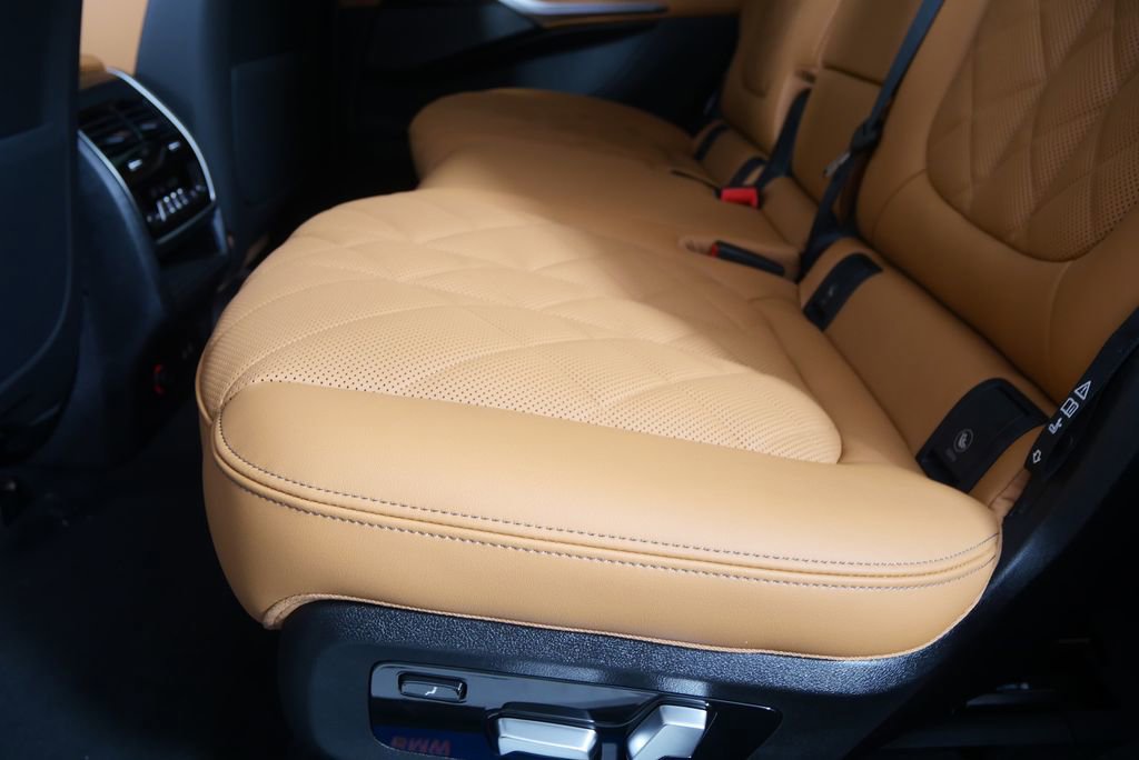 Used 2026 BMW X7 xDrive40i w/ Premium Package image 14