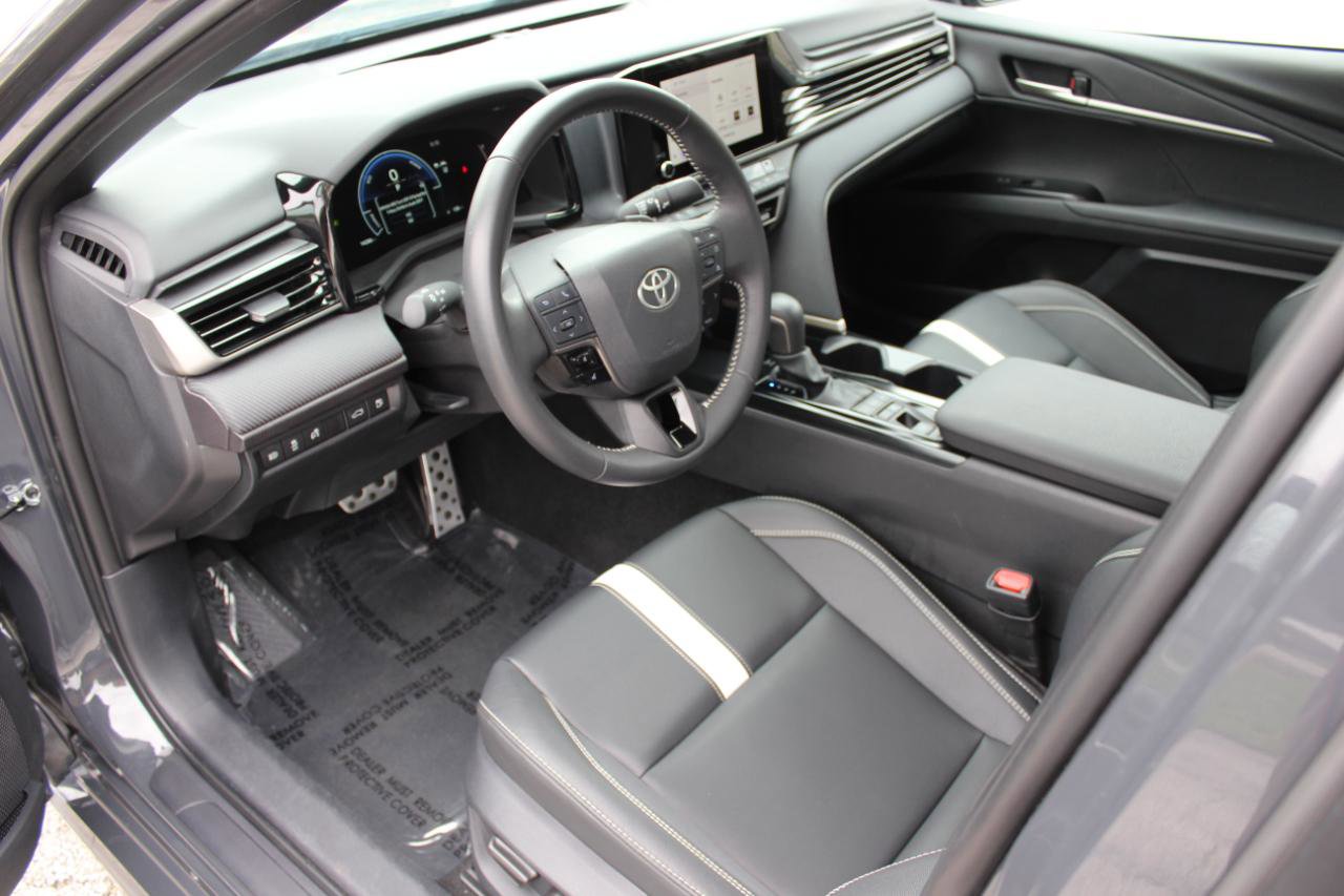 Used 2025 Toyota Camry SE image 12