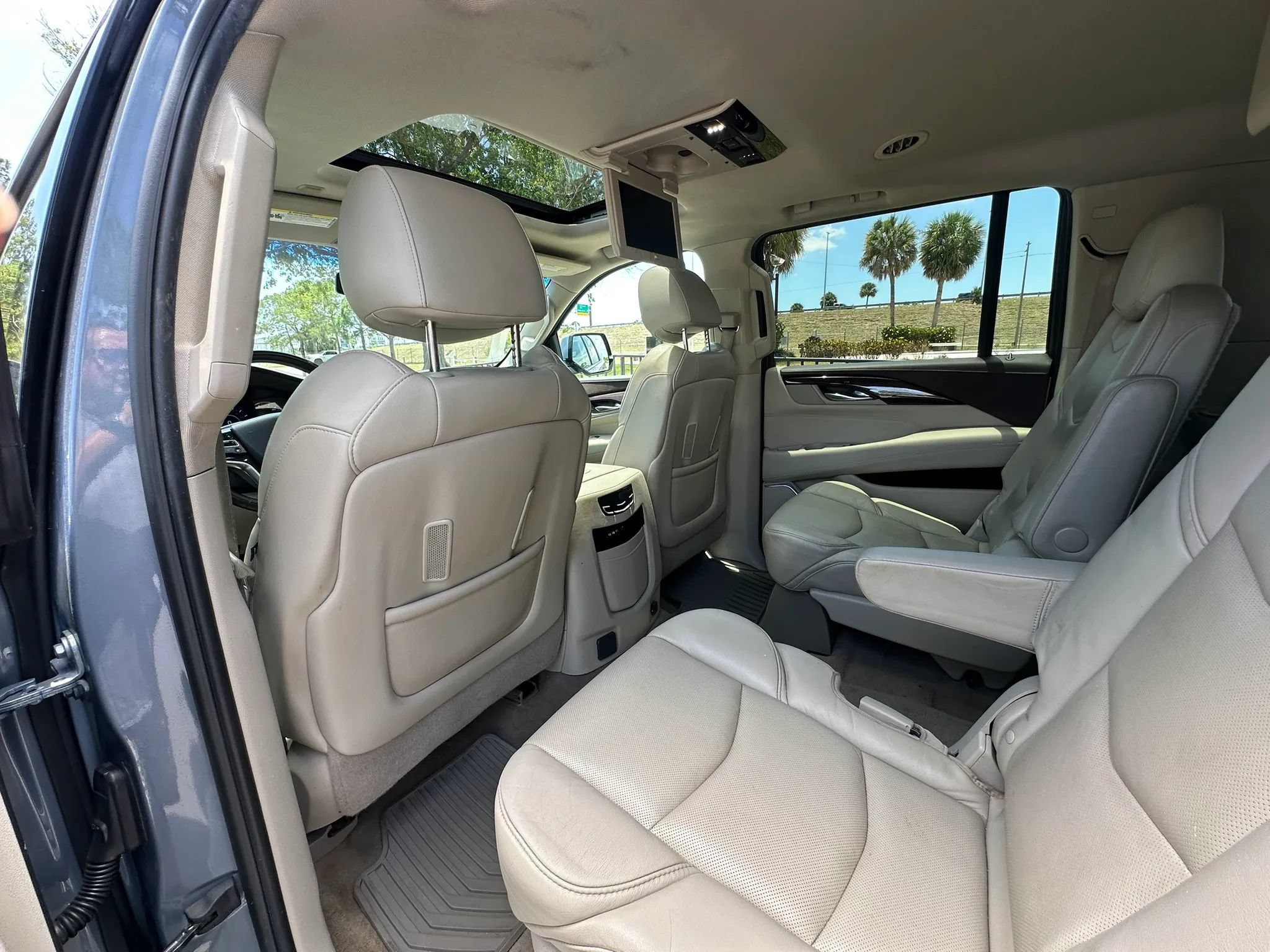 Used 2016 Cadillac Escalade ESV Luxury AWD/4WD image 36