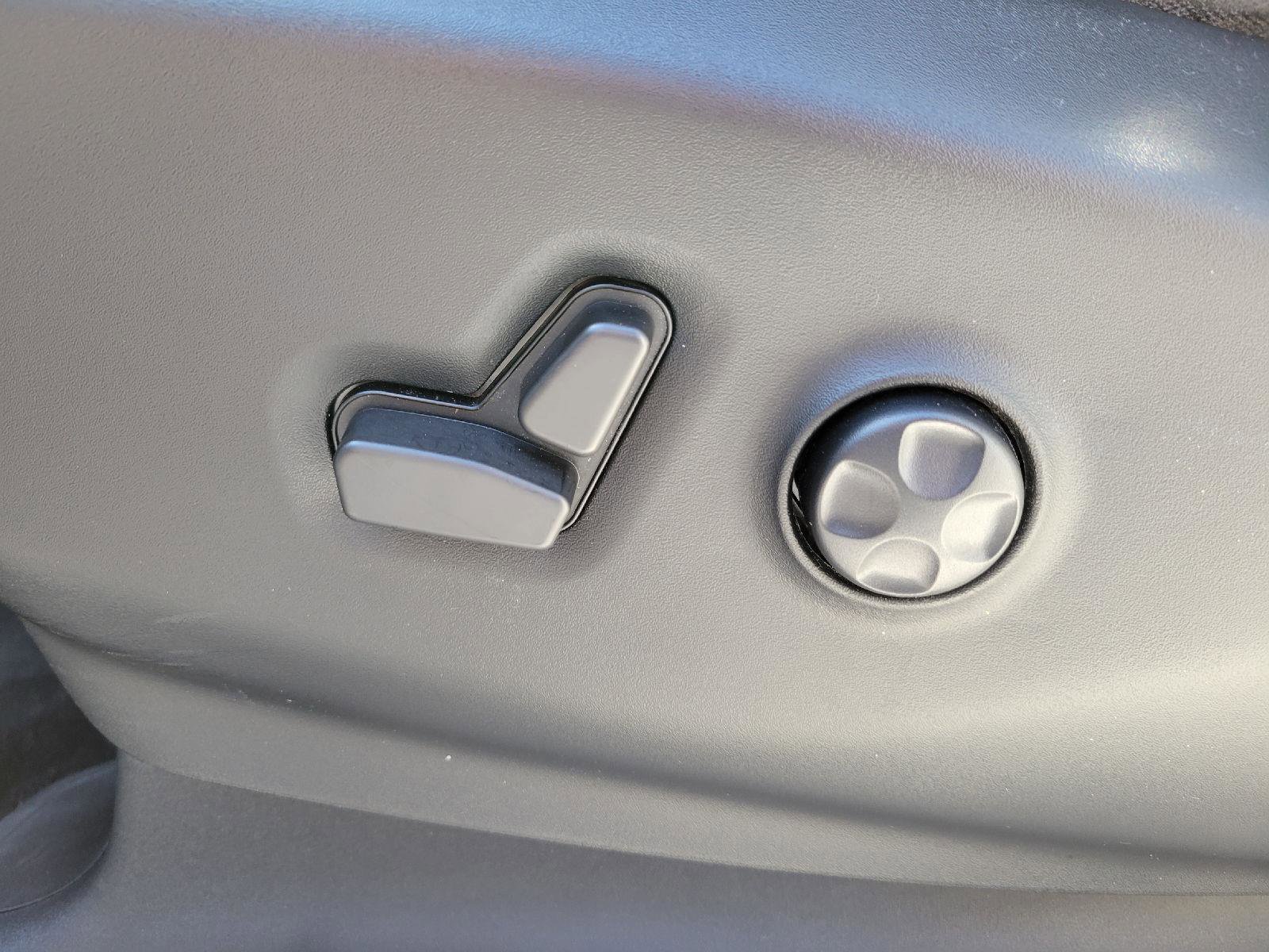 Used 2024 Chrysler Voyager LX image 9