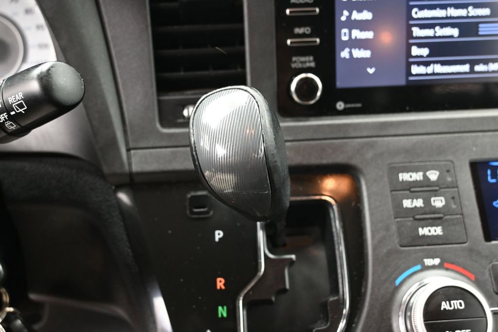 Used 2018 Toyota Sienna SE FWD image 27