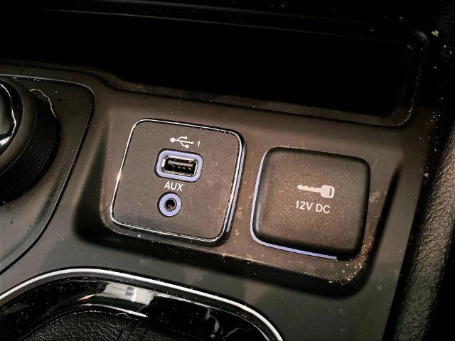 Used 2021 Jeep Cherokee Limited AWD/4WD image 32