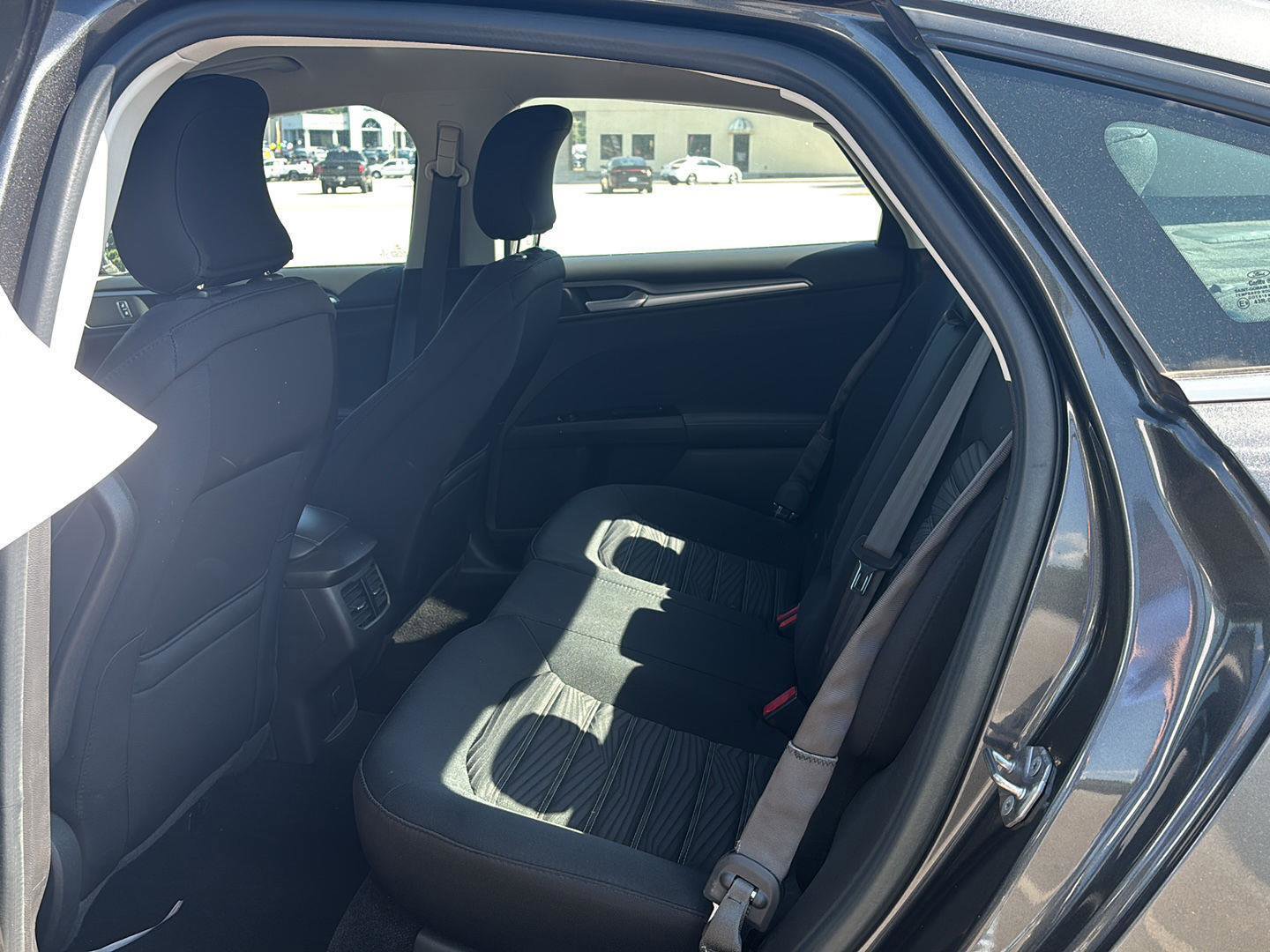 Used 2016 Ford Fusion SE FWD image 8