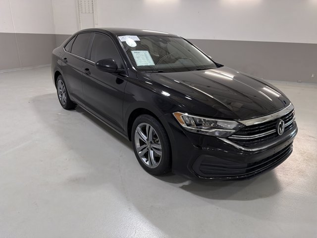 Certified 2024 Volkswagen Jetta SE FWD image 4