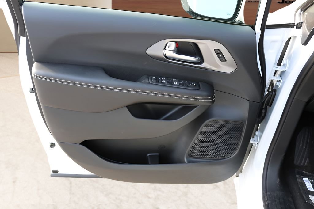 New 2026 Chrysler Pacifica Select FWD image 9