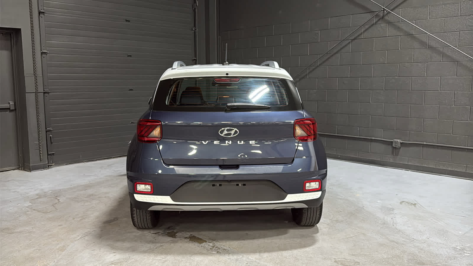 Used 2023 Hyundai Venue Limited w/ Cargo Package FWD image 5