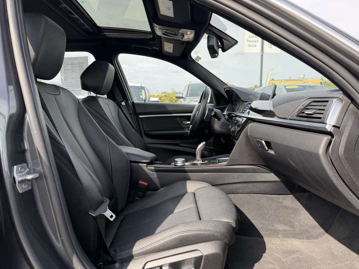 Used 2018 BMW 330i xDrive Sedan AWD/4WD image 17