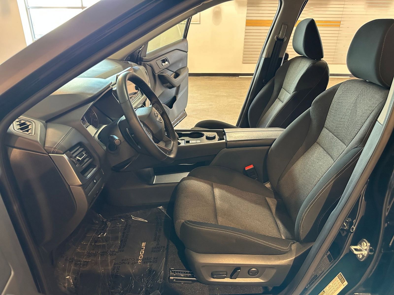 Used 2025 Nissan Rogue SV image 28