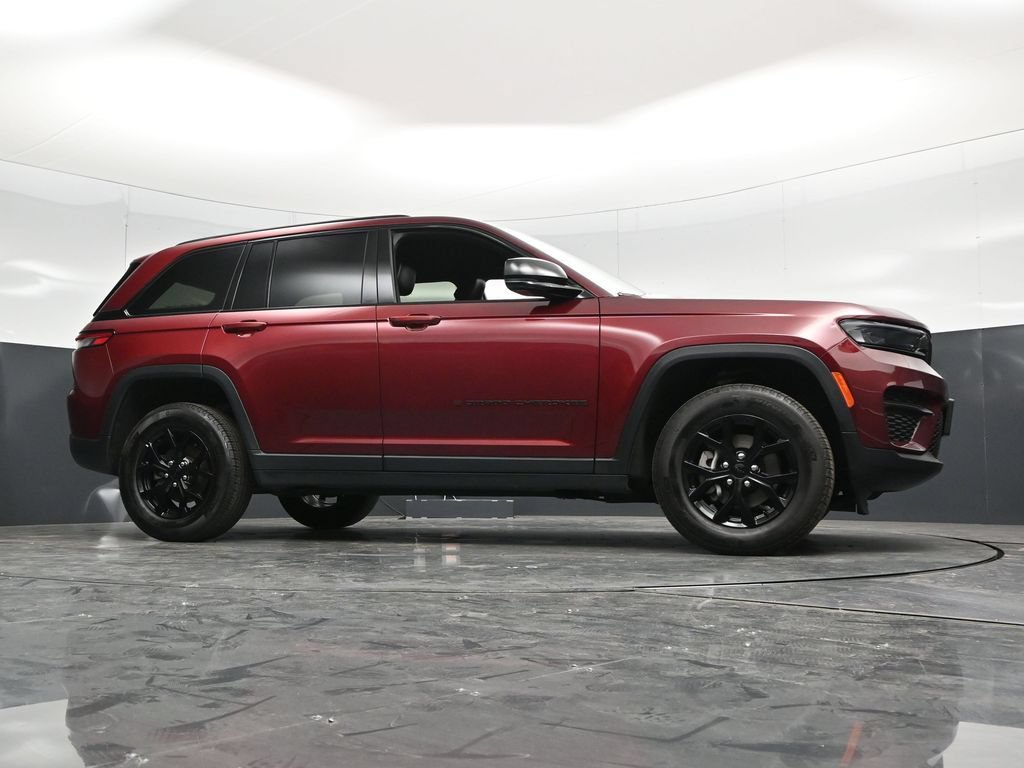 Used 2025 Jeep Grand Cherokee Altitude AWD/4WD image 52