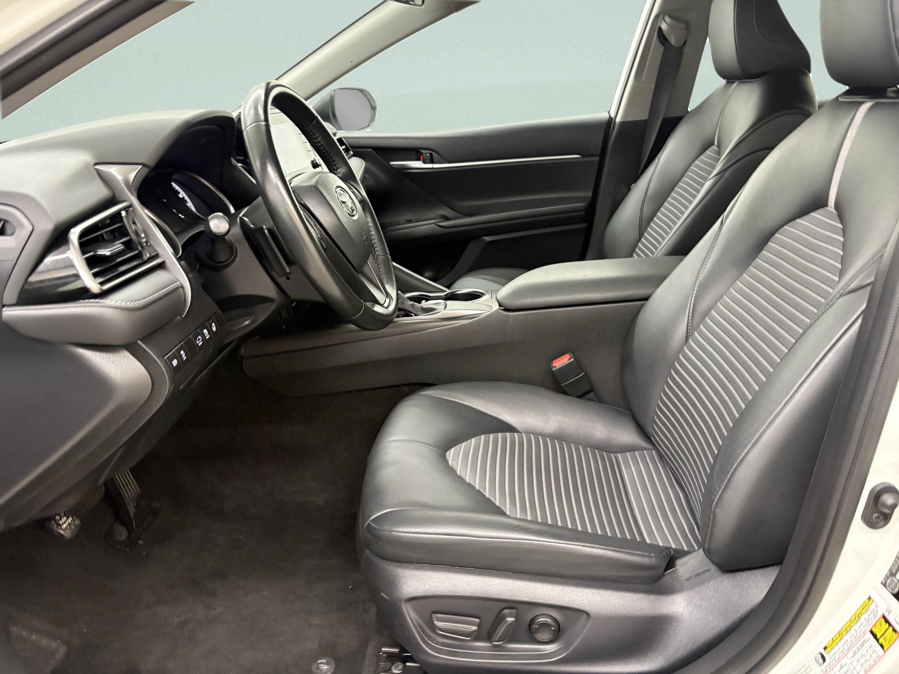 Used 2023 Toyota Camry SE FWD image 11