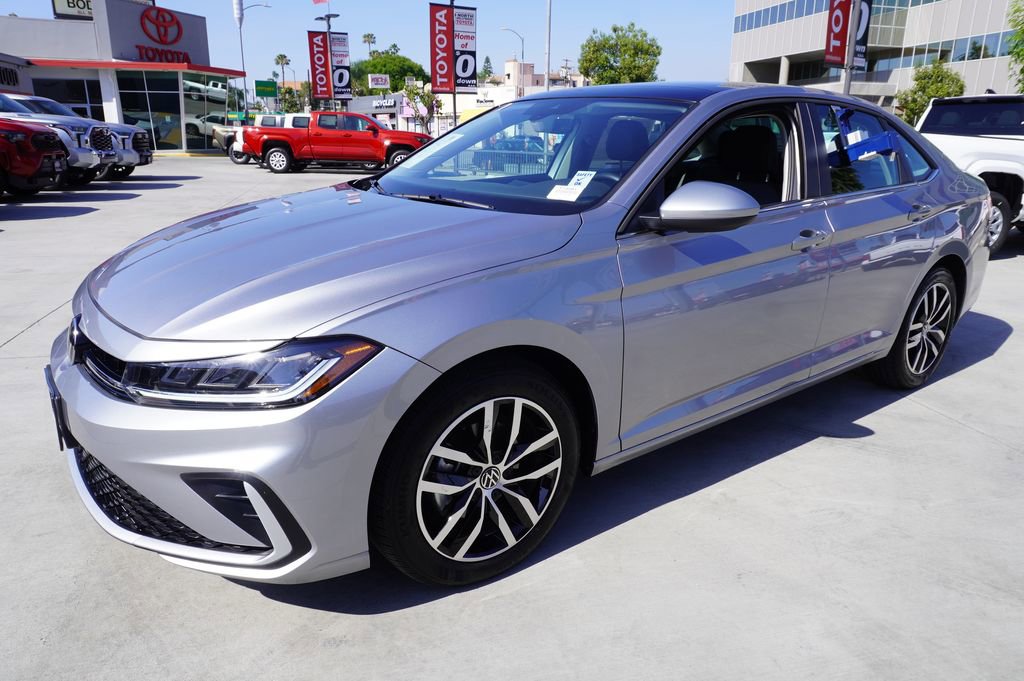 Used 2025 Volkswagen Jetta SE image 4