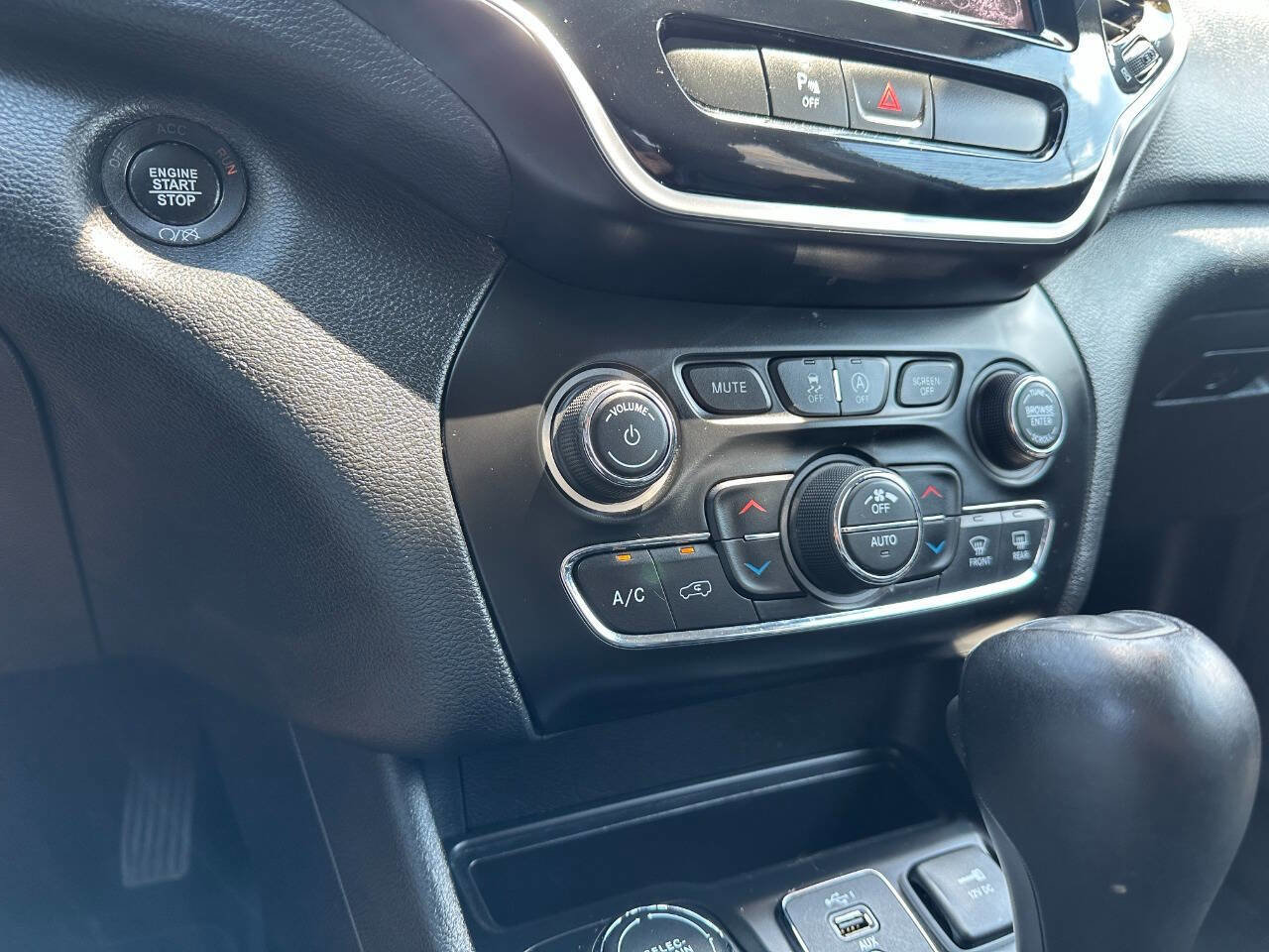 Used 2019 Jeep Cherokee Limited image 38