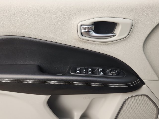 Used 2019 Jeep Compass Latitude FWD image 17