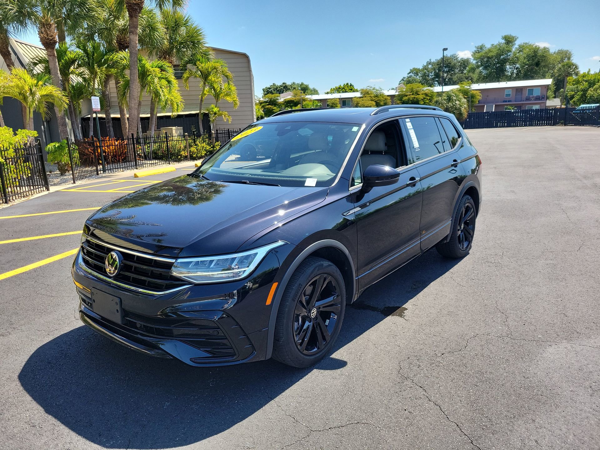 Used 2023 Volkswagen Tiguan SE R-Line AWD/4WD image 10
