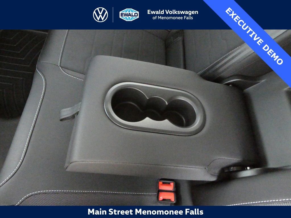 Certified 2025 Volkswagen Taos SE image 33