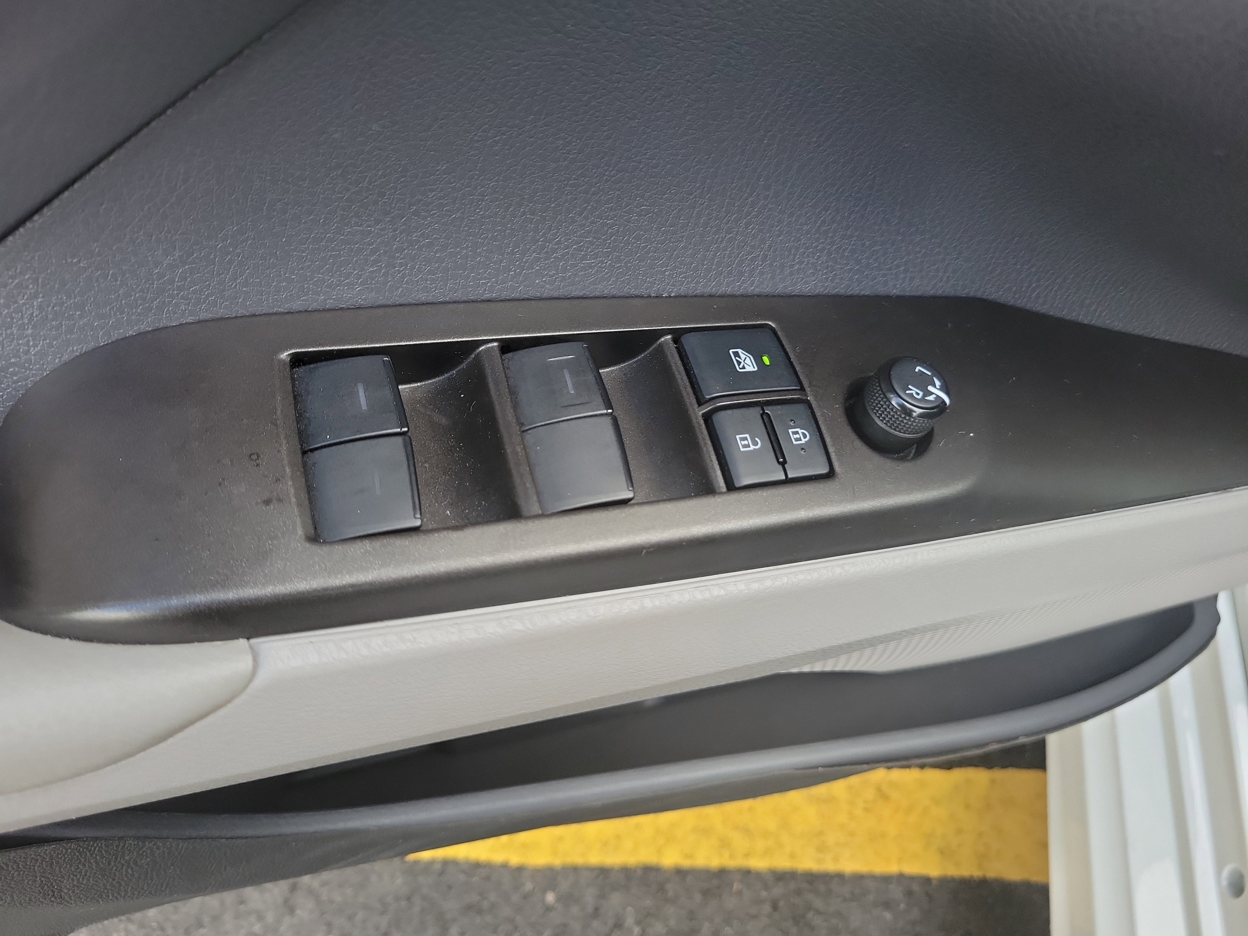 Used 2021 Toyota Camry SE FWD image 18