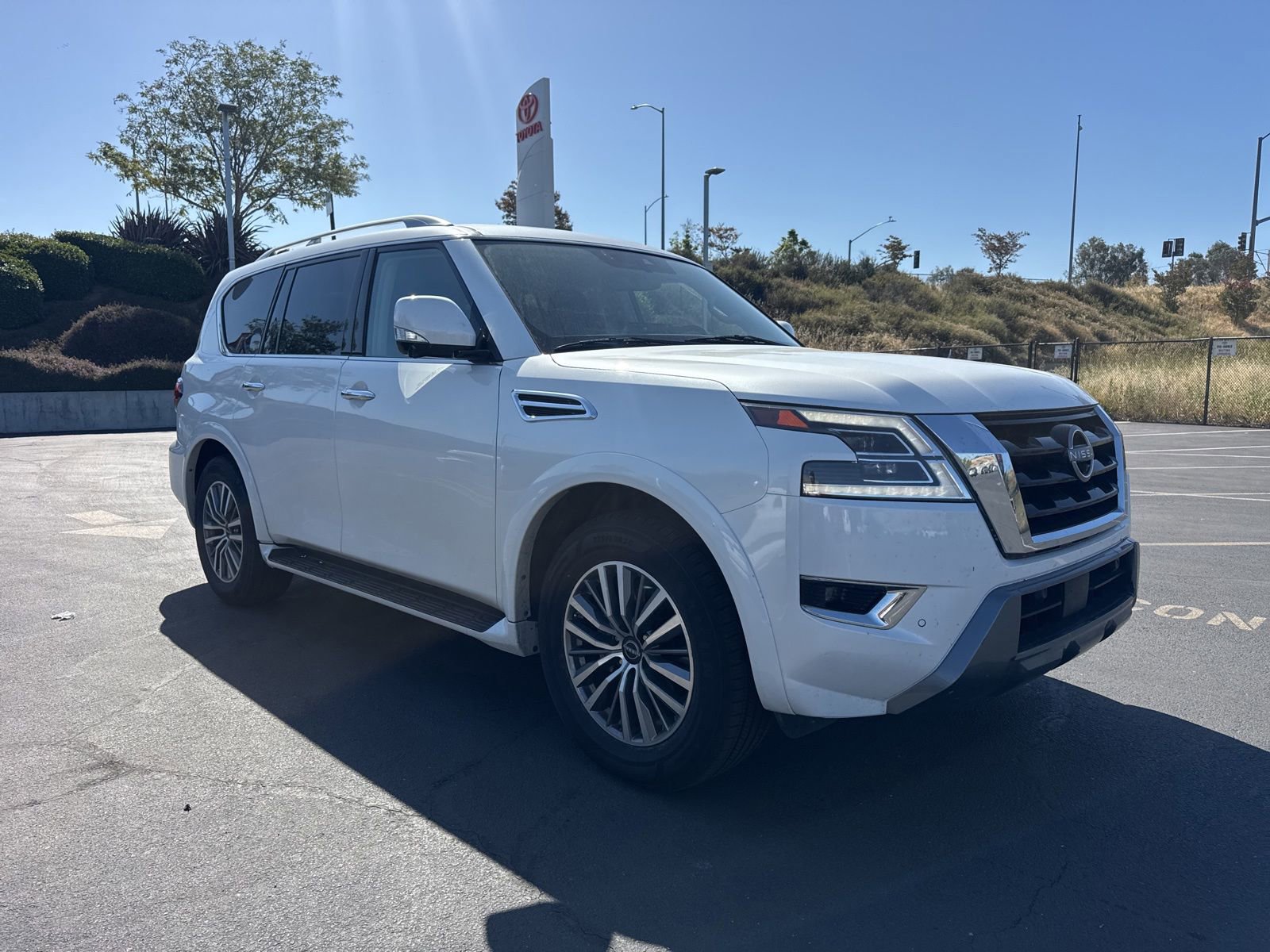 Used 2024 Nissan Armada SL w/ Captain's Chairs Package RWD image 1