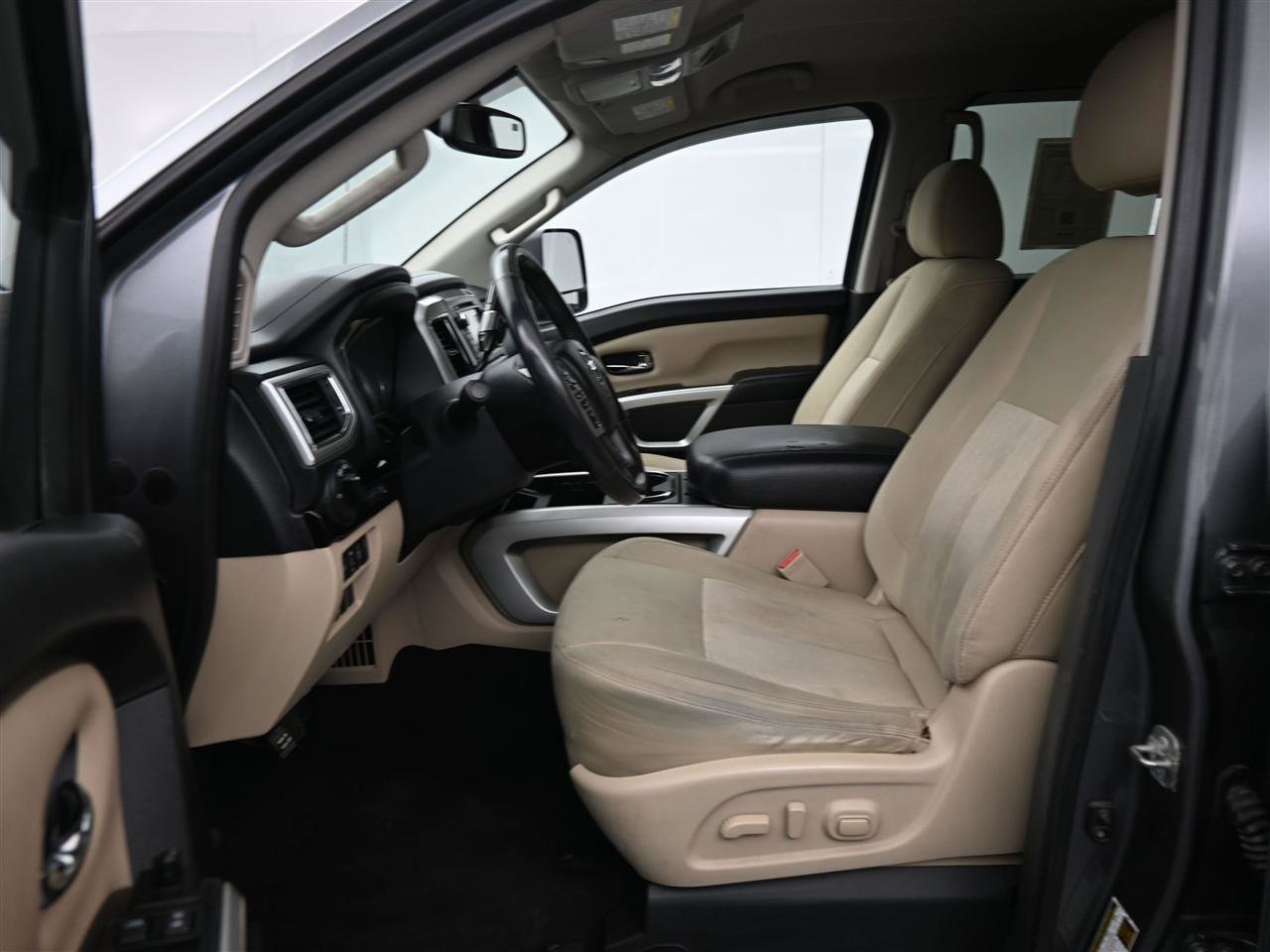 Used 2016 Nissan Titan SV RWD image 10