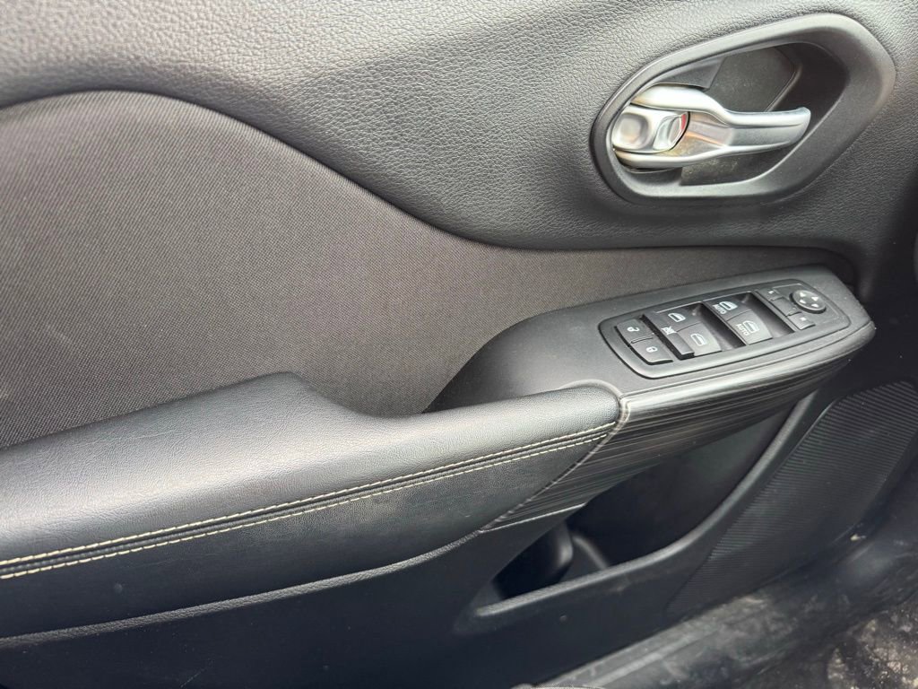 Used 2015 Jeep Cherokee Latitude w/ Cold Weather Group image 31