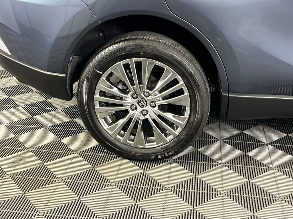 Used 2024 Toyota Venza Limited image 11