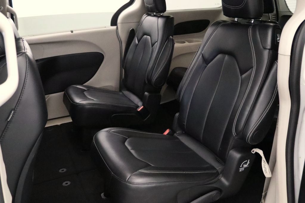 Used 2024 Chrysler Pacifica Touring-L FWD image 9