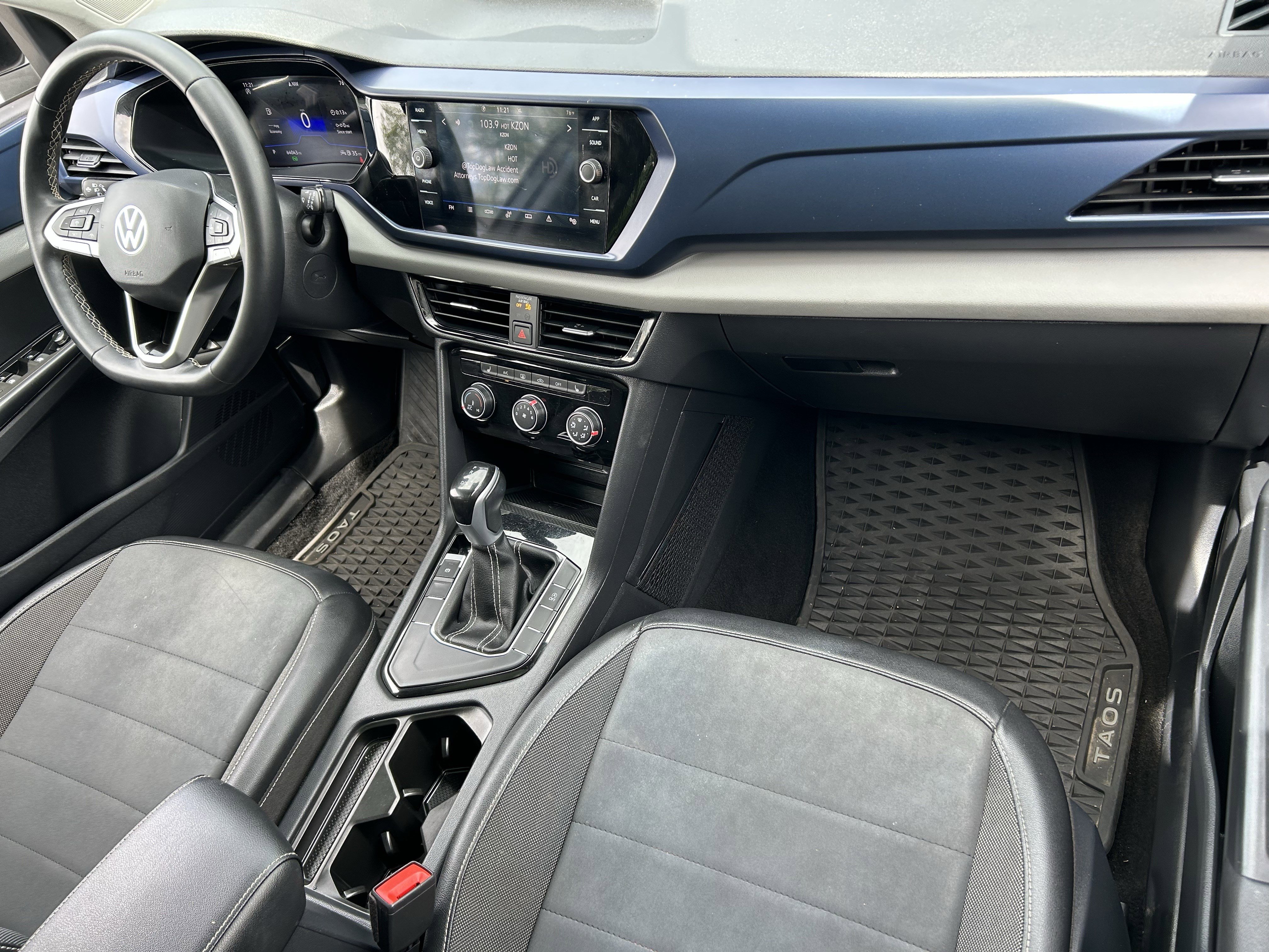 Used 2023 Volkswagen Taos SE w/ Panoramic Sunroof Package image 10