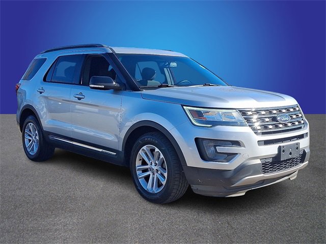 Used 2017 Ford Explorer XLT w/ Equipment Group 201A image 3