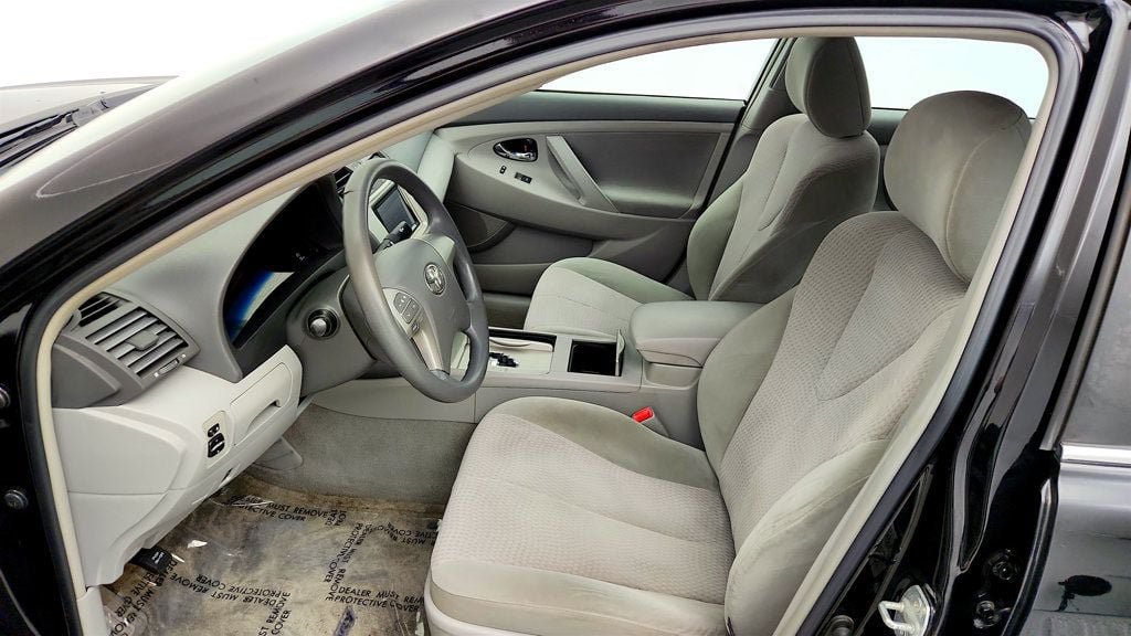 Used 2010 Toyota Camry LE FWD image 18