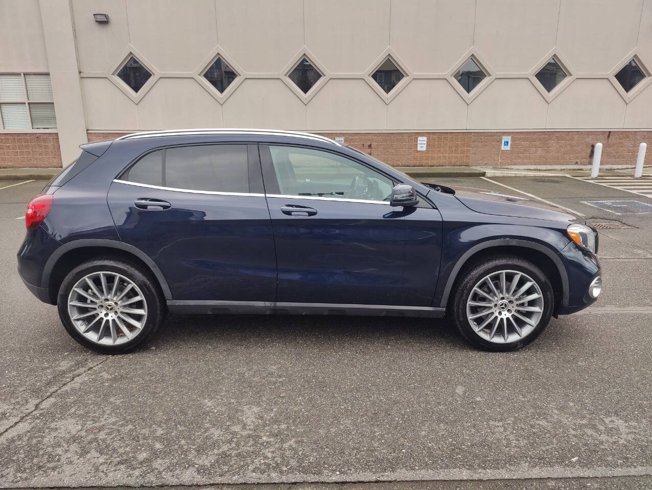 Used 2019 Mercedes-Benz GLA 250 4MATIC w/ Premium Package image 4