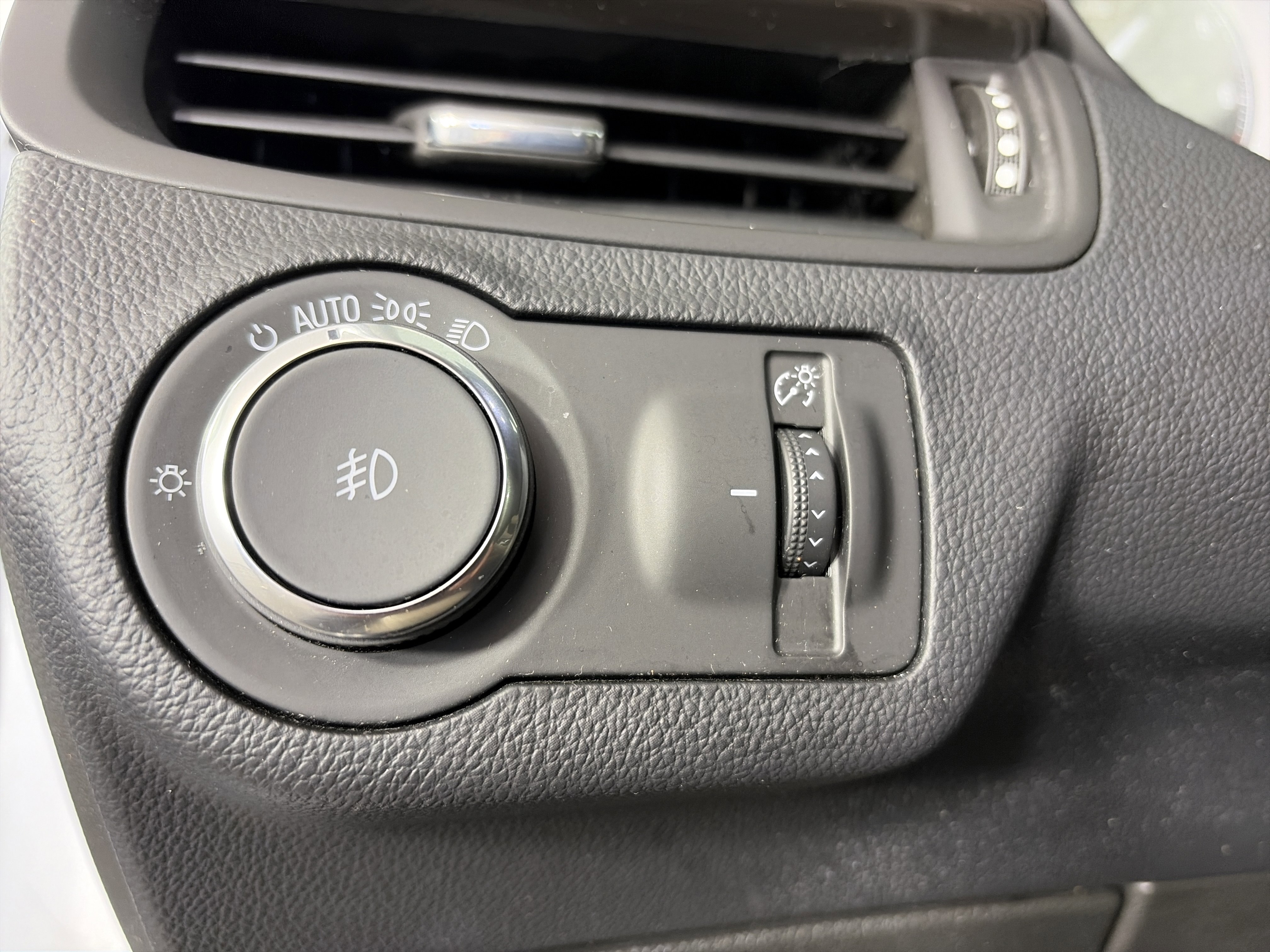 Used 2019 Buick Envision Essence image 27