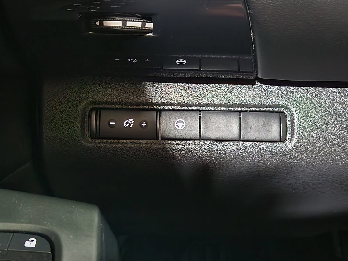 Used 2023 Nissan Pathfinder SV FWD image 39