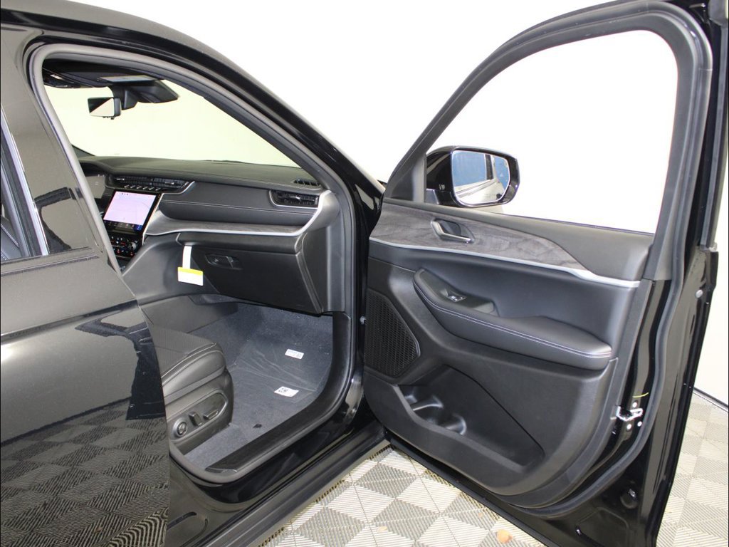 New 2025 Jeep Grand Cherokee Limited w/ Luxury Tech Group II RWD image 32