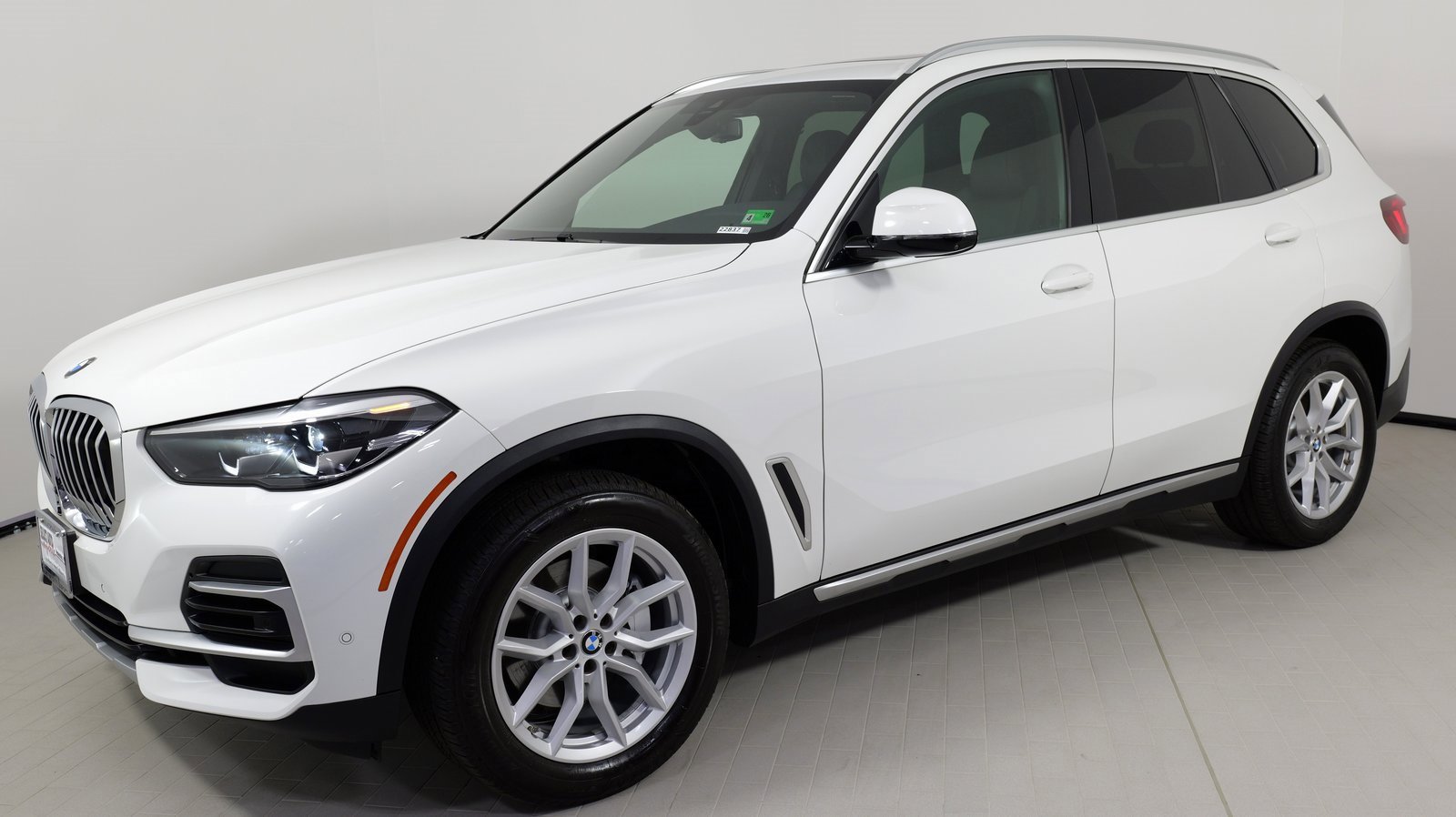 Used 2022 BMW X5 xDrive40i w/ Parking Assistance Package image 1