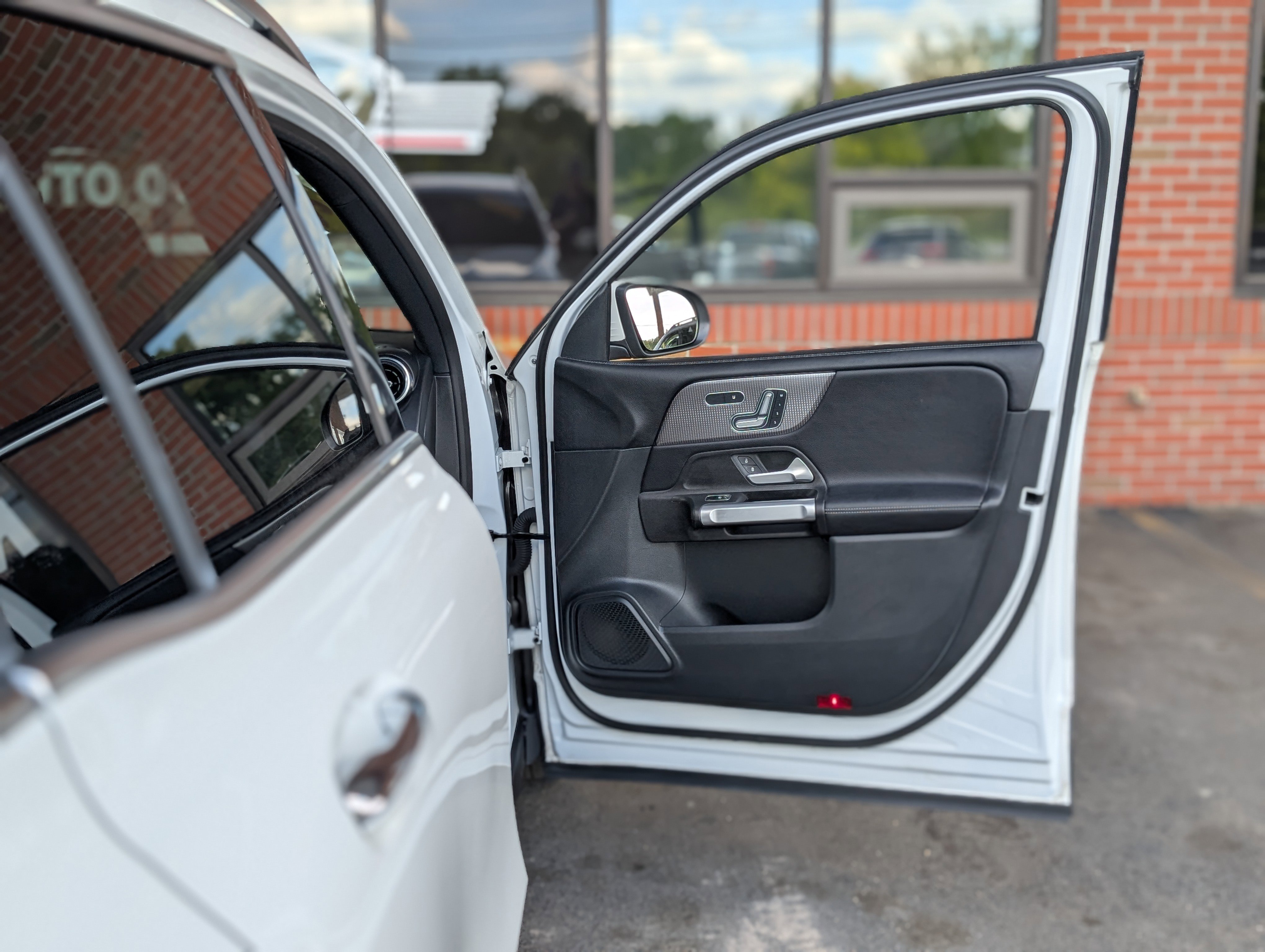 Used 2023 Mercedes-Benz GLB 250 4MATIC image 41