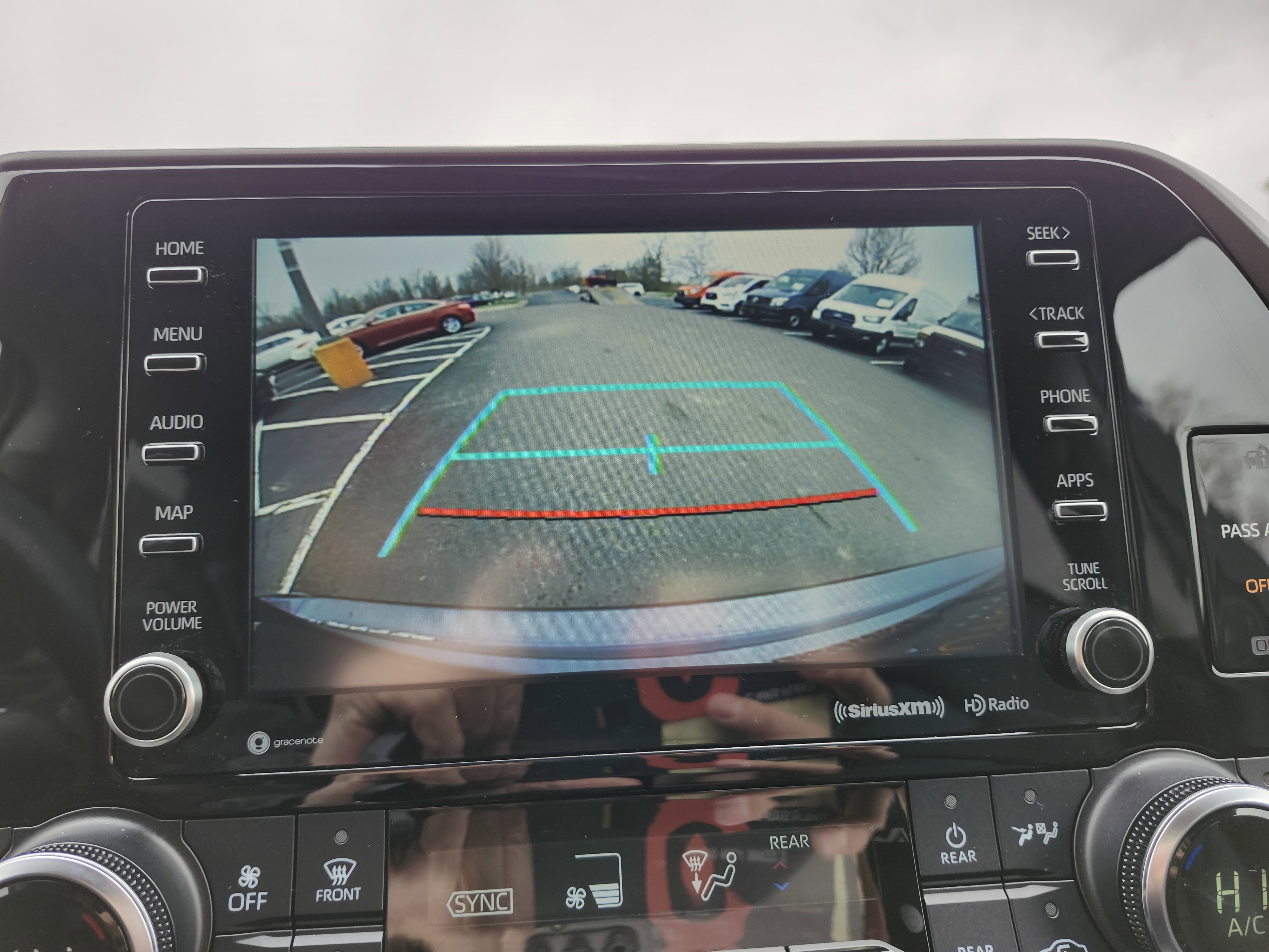 Used 2022 Toyota Highlander XLE image 4