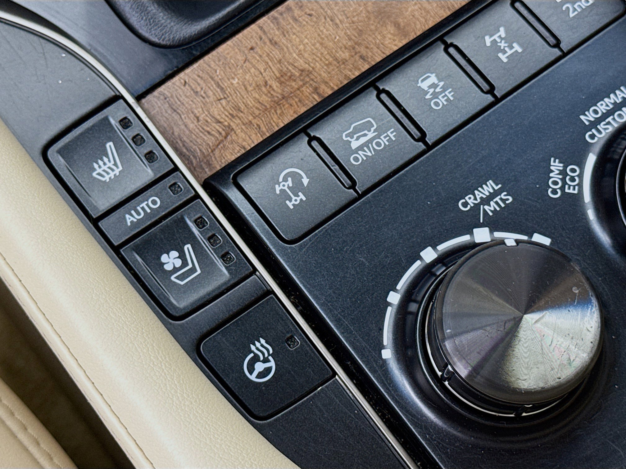 Used 2020 Lexus LX 570 4WD w/ 3rd Row & Luxury Pkg image 21