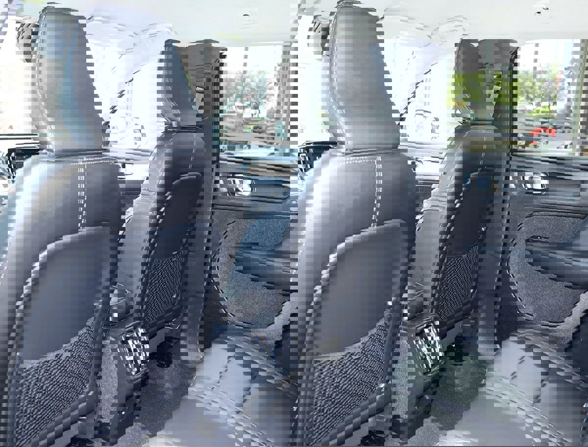 Used 2022 Volvo XC40 T4 Momentum image 25