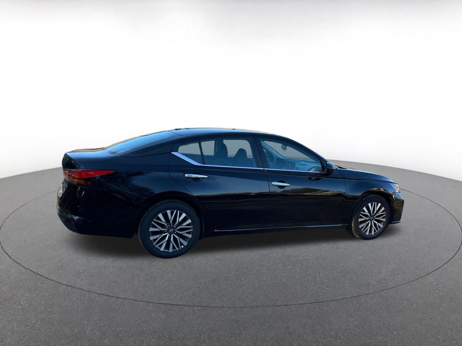 Used 2025 Nissan Altima 2.5 SV image 11