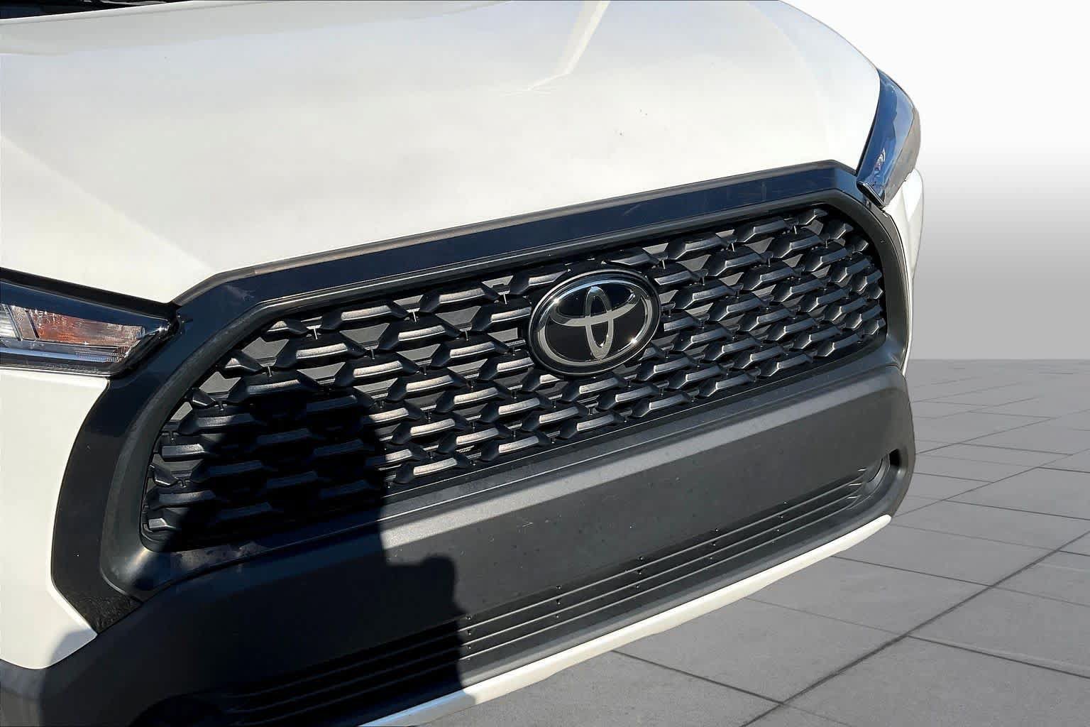 Used 2023 Toyota Corolla Cross LE w/ Moonroof Package FWD image 30