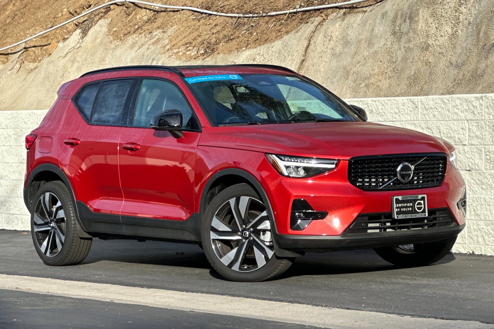 New 2025 Volvo XC40 B5 Plus image 2
