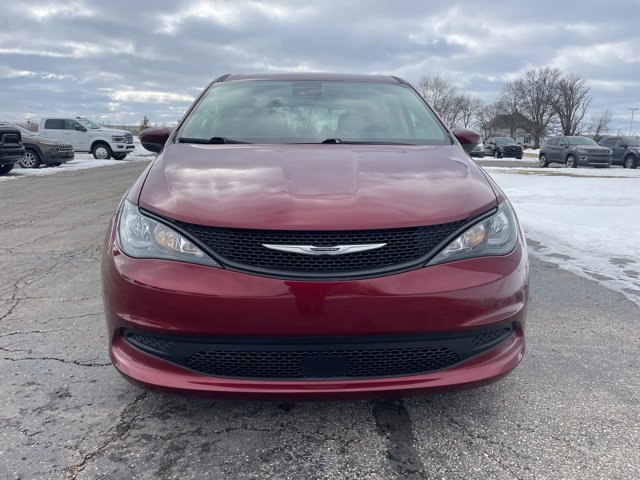 Used 2023 Chrysler Voyager LX image 2
