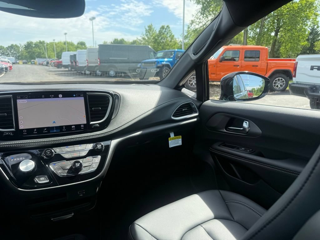 New 2027 Chrysler Pacifica Select FWD image 39